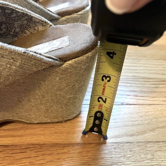 Gently used Band of Gypsies 4 inch Wedges Size 8 - good condition! - Picture 5 of 6